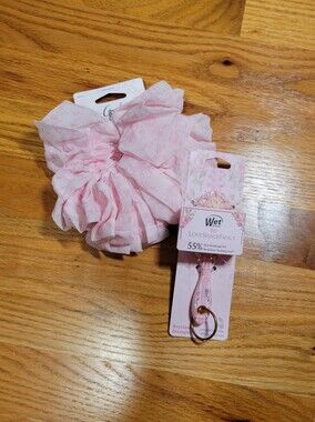 NWT LoveShackFancy x Wet Brush Bundle Floral Scrunchie & Keychain Detangler